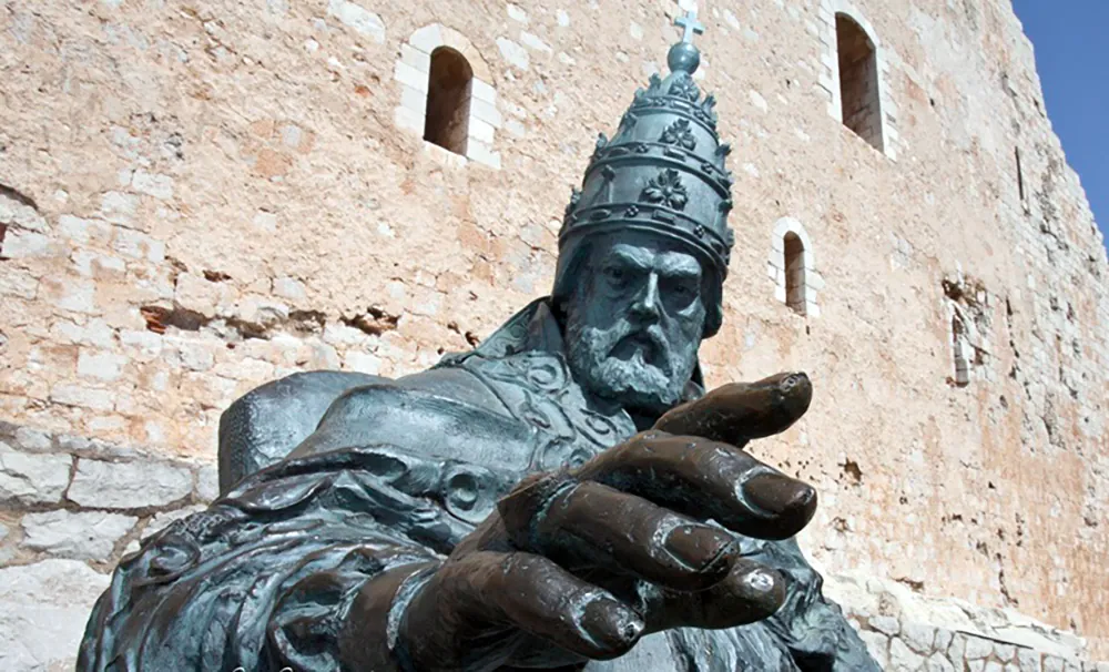 Estatua del Papa Luna (Benedicto XIII) en Peñíscola